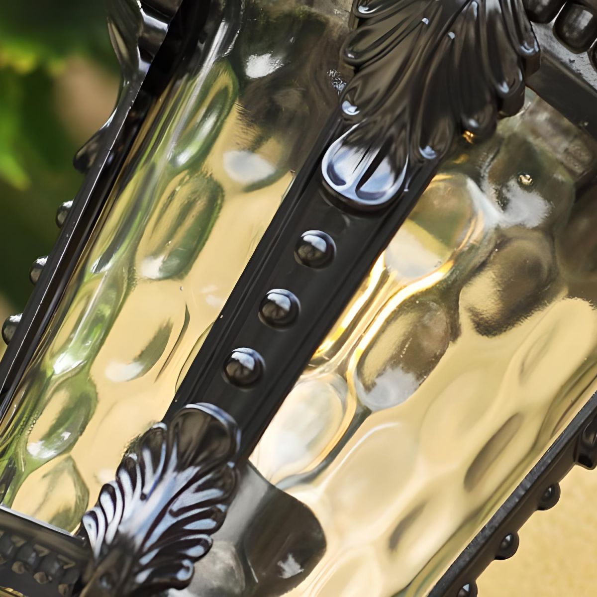Traditional Outdoor Wall Lantern: Vintage Bronze Finish and Clear Glass