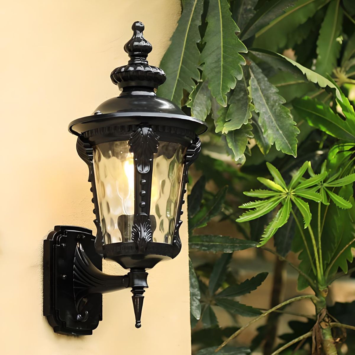 Traditional Outdoor Wall Lantern: Vintage Bronze Finish and Clear Glass
