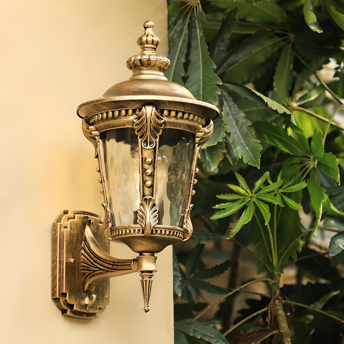Traditional Outdoor Wall Lantern: Vintage Bronze Finish and Clear Glass