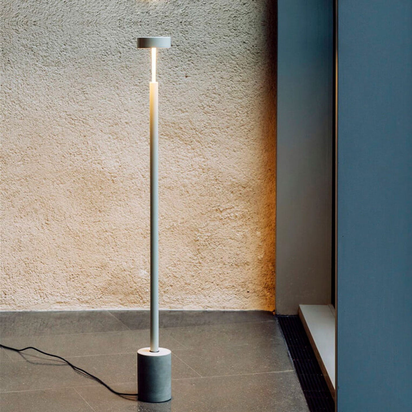Slim LED Column Floor Lamp – Nordic Minimalist Lighting