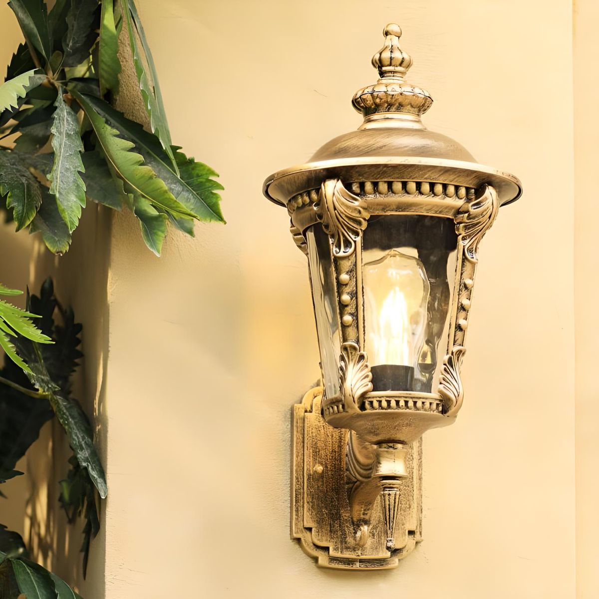 Traditional Outdoor Wall Lantern: Vintage Bronze Finish and Clear Glass