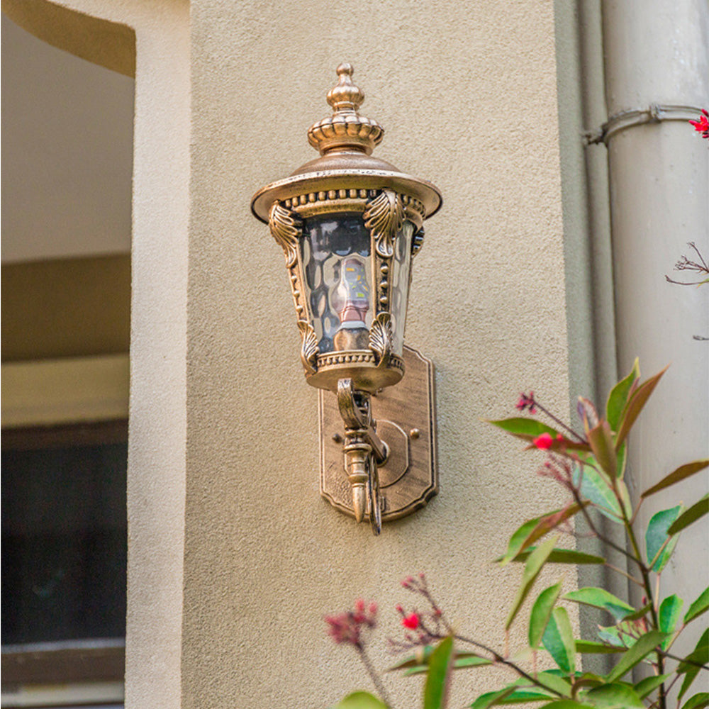 Traditional Outdoor Wall Lantern: Vintage Bronze Finish and Clear Glass