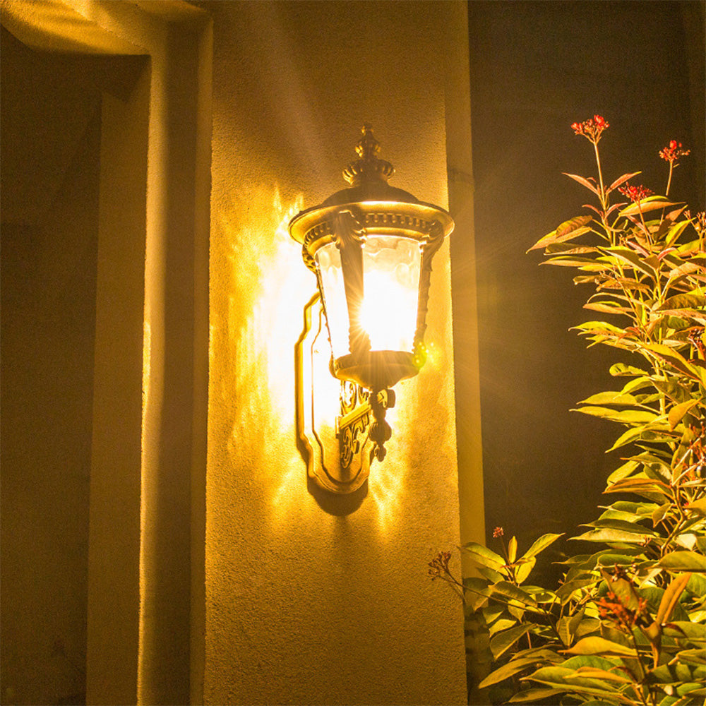 Traditional Outdoor Wall Lantern: Vintage Bronze Finish and Clear Glass