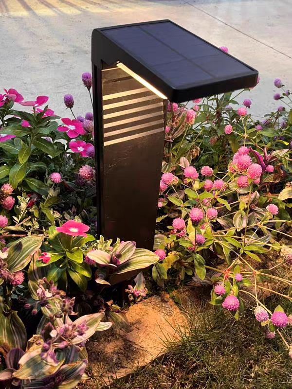 SolaroPath – Solar LED Outdoor Light in Metal and Glass