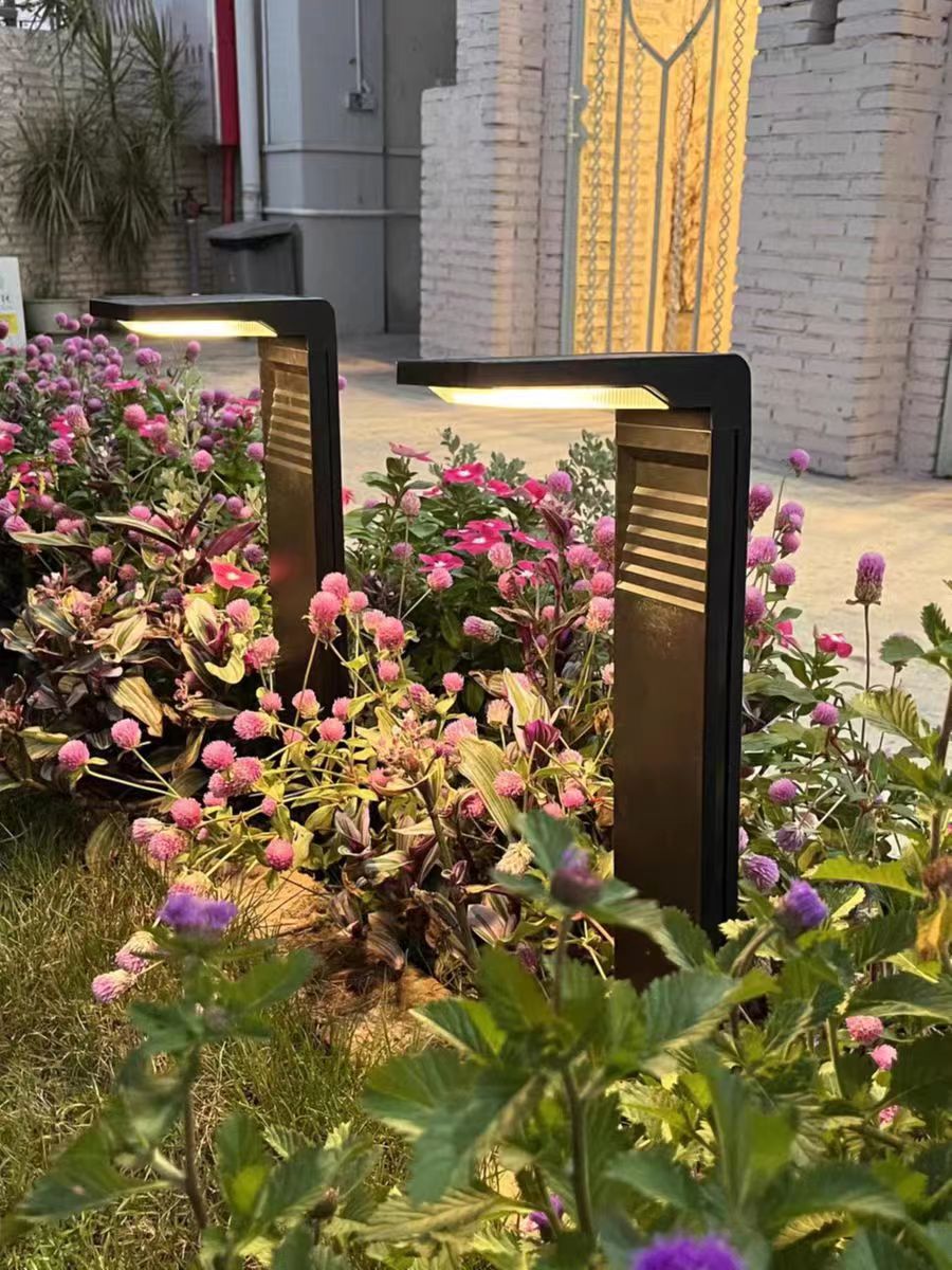 SolaroPath – Solar LED Outdoor Light in Metal and Glass