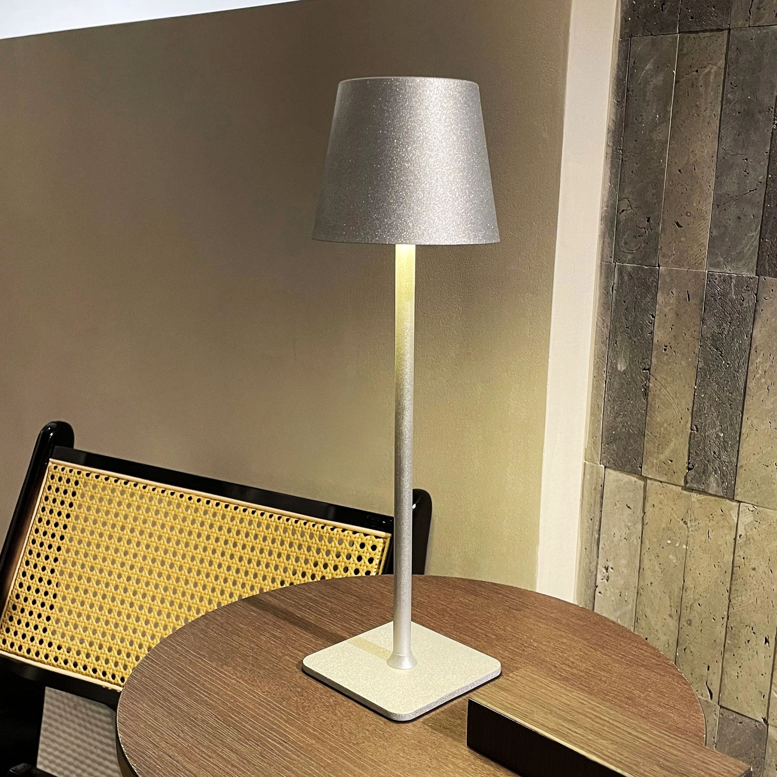 Modern Rechargeable LED Table Lamp – Wireless Cordless Design with Touch Control & Dimmable Light
